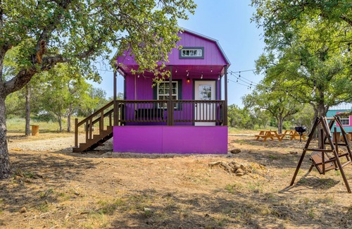 Lake Brownwood Cabin | Whimsical Cabin w/Grill < 4 Mi to Lake Brownwood!