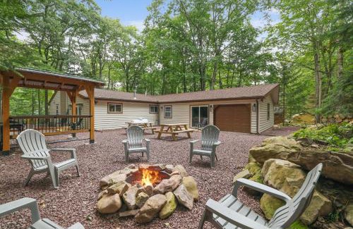 Lake Harmony House | Whiskey Pines Retreat! Single Level Home, Outdoor Firepit, AC, BBQ! Sleeps 9 in Lake Harmony!