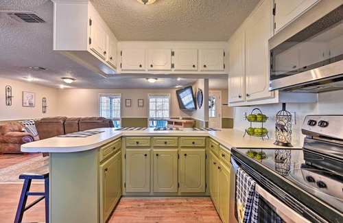 Broken Bow Cottage | 'Whispering Oaks' Broken Bow Cottage Near Hiking!