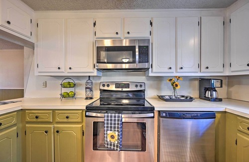 Broken Bow Cottage | 'Whispering Oaks' Broken Bow Cottage Near Hiking!