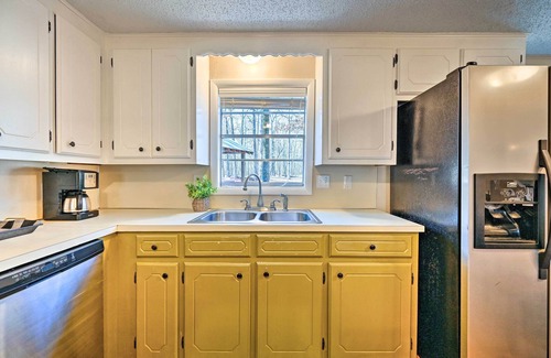 Broken Bow Cottage | 'Whispering Oaks' Broken Bow Cottage Near Hiking!