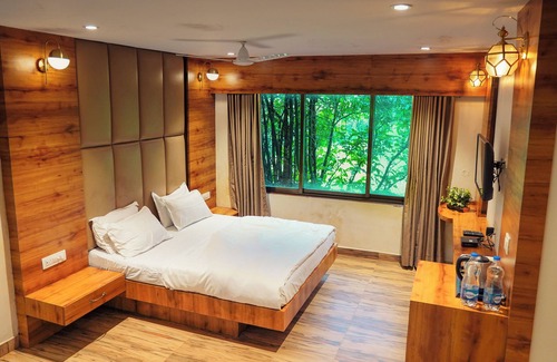 Ulhasnagar Hotel | Whispering Peepul Resort