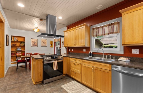 Zigzag House | Whispering Pines: Hot Tub Retreat w Sports Court