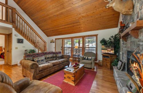 Branson West Cabin | Whispering Woods Lodge-Sleeps 10 Home