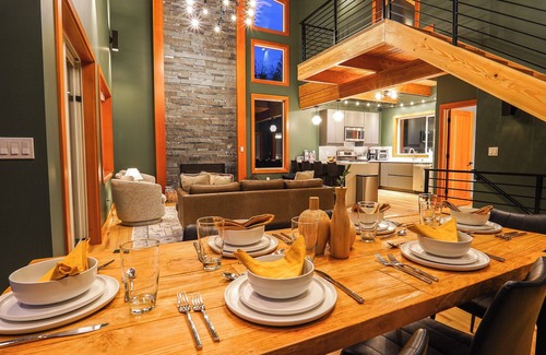 Glacier House | Whistler Inspired View Home w/Hot Tub, Starlink Internet & Fireplace ~ Minutes to Mt. BAKER