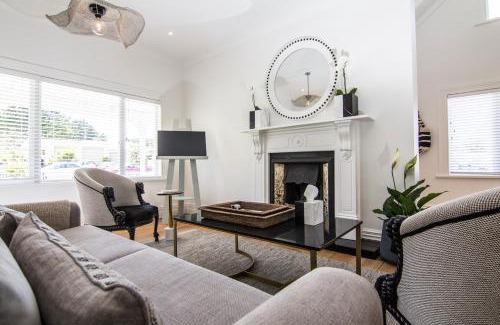 Matakana Villa | White Cottage