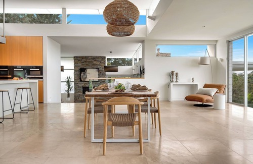 Copacabana House | "White Haus" – Resort Style Getaway