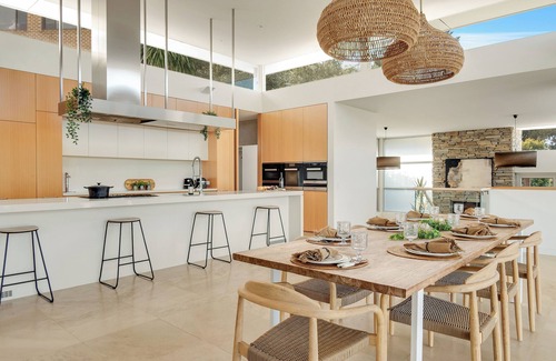 Copacabana House | "White Haus" – Resort Style Getaway