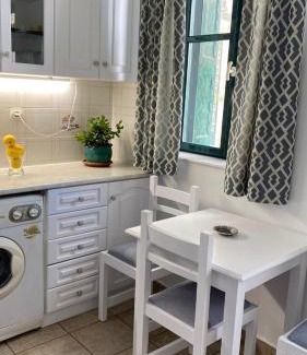 Plomari House | White House