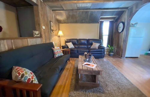 Brookfield Apartment | White House Lodge-Cabin Loft Studio