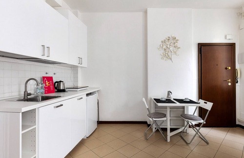 Historic Center Apartment | White Leaves Studio by Wonderful Italy