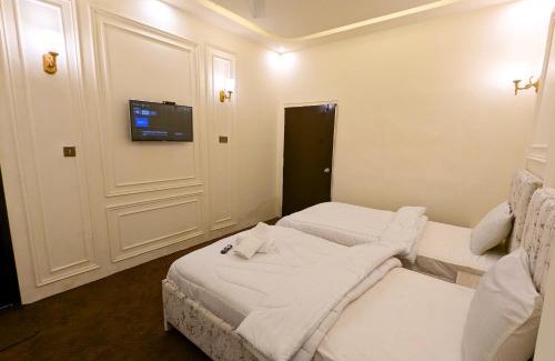 Karachi Bed & Breakfast | White Rose BnB Family - Near Millennium Mall - Airport - National Stadium