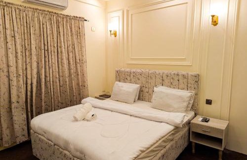 Karachi Bed & Breakfast | White Rose BnB Family - Near Millennium Mall - Airport - National Stadium
