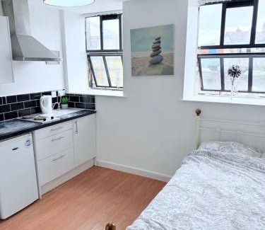 Bradford Apartment | White Rose Double Bed Apartment