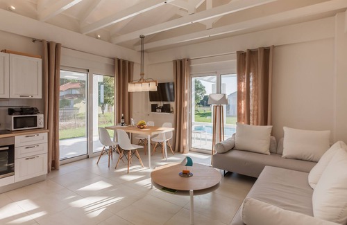 Ilida Villa | White Villas * Private Pool Villa * Luxury on Sandy Beach, Pool