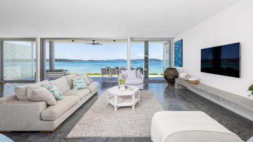 Corlette House | Whitehouse On The Water