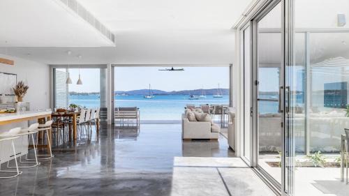 Corlette House | Whitehouse On The Water