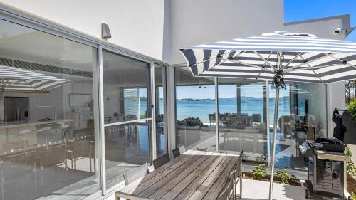 Corlette House | Whitehouse On The Water