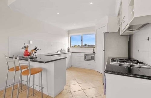 Torquay House | Whites Beachfront Retreat: Pet Friendly
