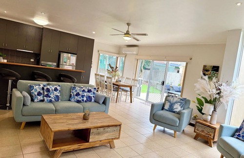 Torquay House | WHITES RETREAT (THE ESPLANADE)