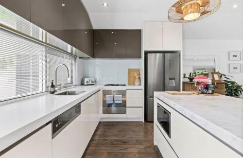 Torquay Apartment | Whitewash Beachfront Apartment on The Esplanade