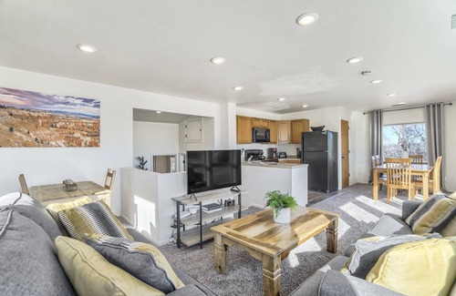 Colorado Springs Cottage | Whole Duplex! 3 Bedrooms, 2 Bathrooms, 4 Beds, Sleeps 8