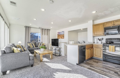 Colorado Springs Cottage | Whole Duplex! 3 Bedrooms, 2 Bathrooms, 4 Beds, Sleeps 8