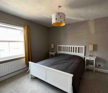 Enderby House | Whole House - 5 mins to train station, M1 & M69
