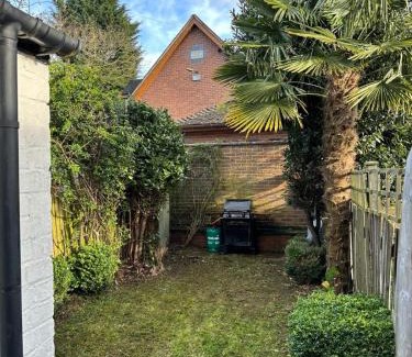 Enderby House | Whole House - 5 mins to train station, M1 & M69