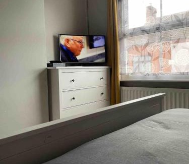 Enderby House | Whole House - 5 mins to train station, M1 & M69