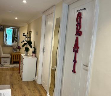 Cray Valley East House | Whole house cottage with parking and huge garden