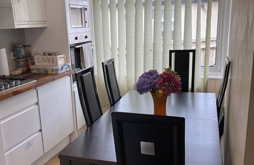 Cray Valley East House | Whole House Cottage with huge Garden
