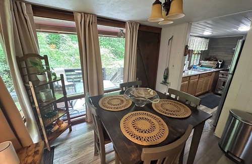 Cosby House | Whole Property-4 Private, Stream Runs Through, Unique Cabins-7 Queen Beds