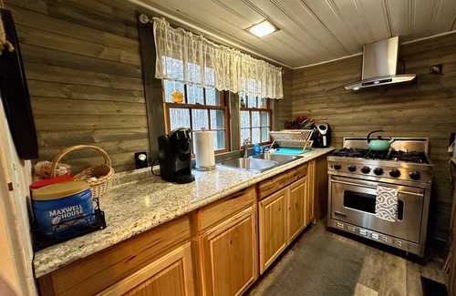 Cosby House | Whole Property-4 Private, Stream Runs Through, Unique Cabins-7 Queen Beds