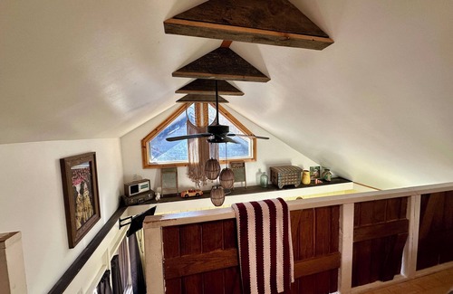 Cosby House | Whole Property-4 Private, Stream Runs Through, Unique Cabins-7 Queen Beds