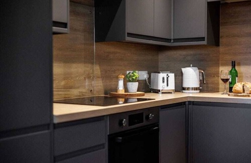 West Cliff Apartment | Wholesome Family 3-Bed, 2-Bath Apt; Free Gym & PKG