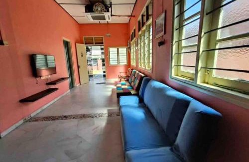 Ipoh House | Wi-Fi 100MB Free Ipoh Happy Big House SemiD TH24 16 pax