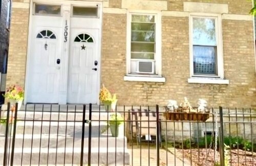Noble Square Apartment | Wicker Park 2Bdrm 10 min to Downtown-Salt Shed Fall Special 129.00 Sept 28-Oct 3
