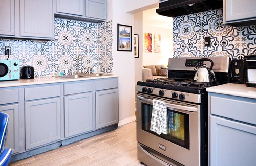Noble Square Apartment | WickerPark 2Bdrm Downtown SaltShed Jack’s Pumpkin PopUp Sale 155.00 Oct 20-24