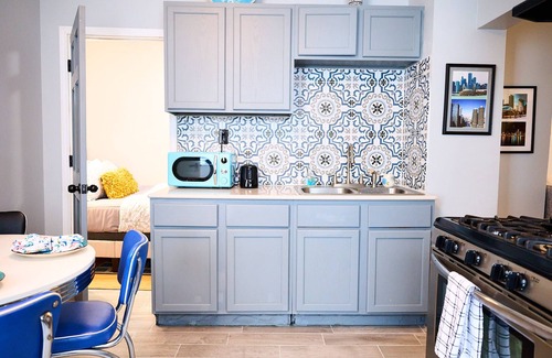 Noble Square Apartment | WickerPark 2Bdrm Downtown SaltShed Jack’s Pumpkin PopUp Sale 155.00 Oct 20-24