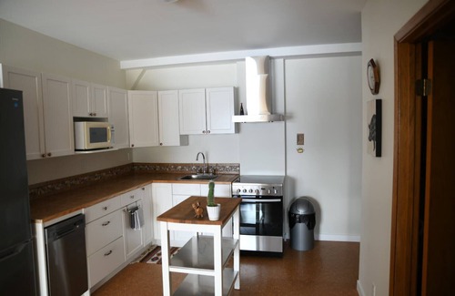 Division No. 7 House | Wide Valley Main Suite