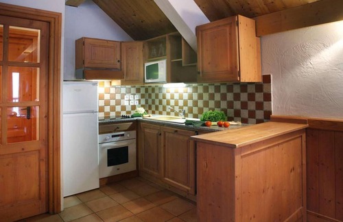 Oz Apartment | Wifi, 50m from ski slopes, fitness, swimming pool, sauna, hammam, balcony, fireplace or stove, tv