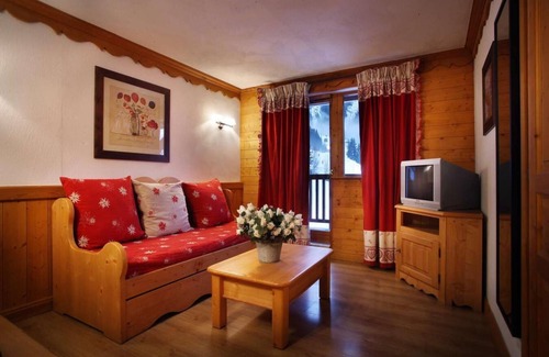 Oz Apartment | Wifi, 50m from ski slopes, fitness, swimming pool, sauna, hammam, balcony, fireplace or stove, tv