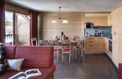 Les Almes Apartment | Wifi, ski-in/ski-out & foot of the slopes, balcony, fireplace or stove, tv, ski locker, 100m²