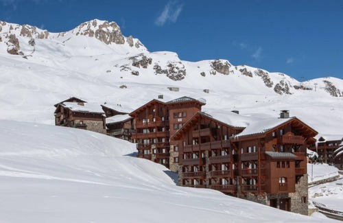 Les Almes Apartment | Wifi, ski-in/ski-out & foot of the slopes, balcony, fireplace or stove, tv, ski locker, 100m²