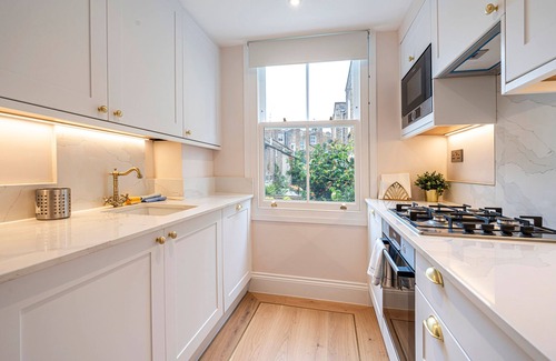 Golborne Apartment | Wild Flowers