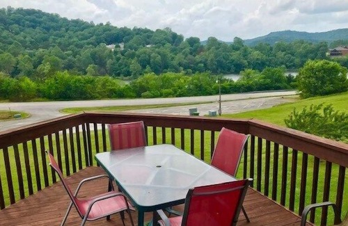 Holiday Island House | Wild Goose Landing Fireplace, Vaulted Ceilings 3 Bedroom 3 Bath Town-home Close