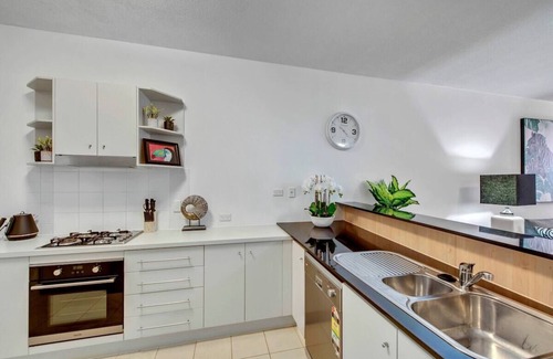 South Brisbane Apartment | Wild Luxe Apt - Southbank & Fast WiFi, Parking