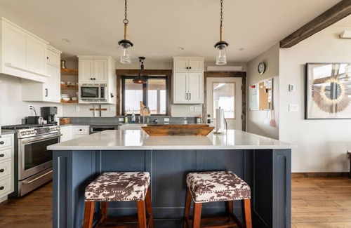 Victor House | Wild Mustang: Great for Large Groups, Lots of Space Inside & Out, Views, Pet Friendly