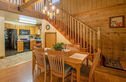 Spotsylvania Condo | Wilderness Resort 2-level Presidential log cabins make the perfect getaway!